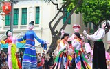 [ẢNH] Trai làng má phấn, môi son múa 